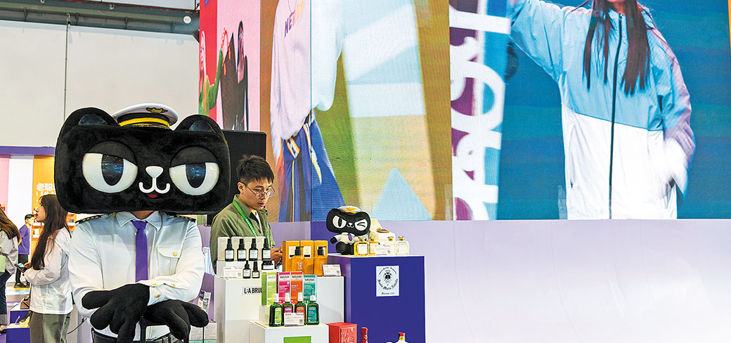 Le stand de Tmall Global à la troisième exposition internationale de biens de consommation qui s’est tenue en avril dernier à Haikou, dans la province du Hainan. SHEN JUN / FOR CHINA DAILY