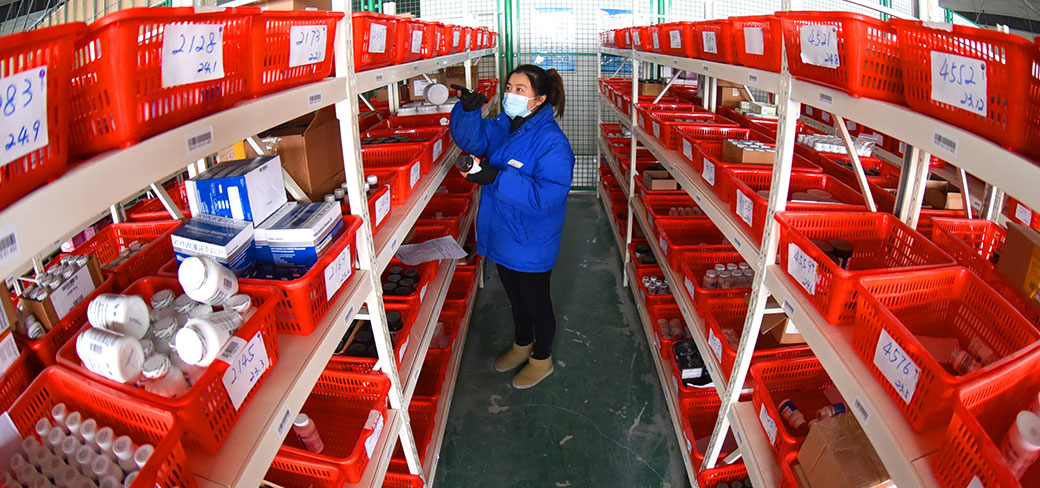 Une employée occupée, en février, à ranger des colis dans un entrepôt du parc industriel de commerce en ligne transfrontalier à Lianyungang, dans la province du Jiangsu. GENG YUHE / FOR CHINA DAILY