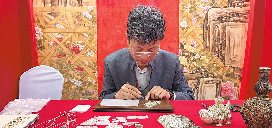 Yuan Changjun, un artiste spécialisé dans les incrustations en filigrane, à la semaine internationale du patrimoine culturel immatériel de Pékin en octobre dernier. YANG FEIYUE / CHINA DAILY