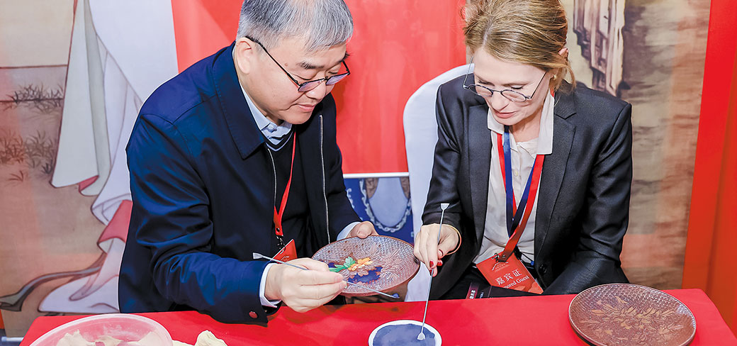 Un artiste démontrant la fabrication d’un objet en cloisonné. PROVIDED TO CHINA DAILY
