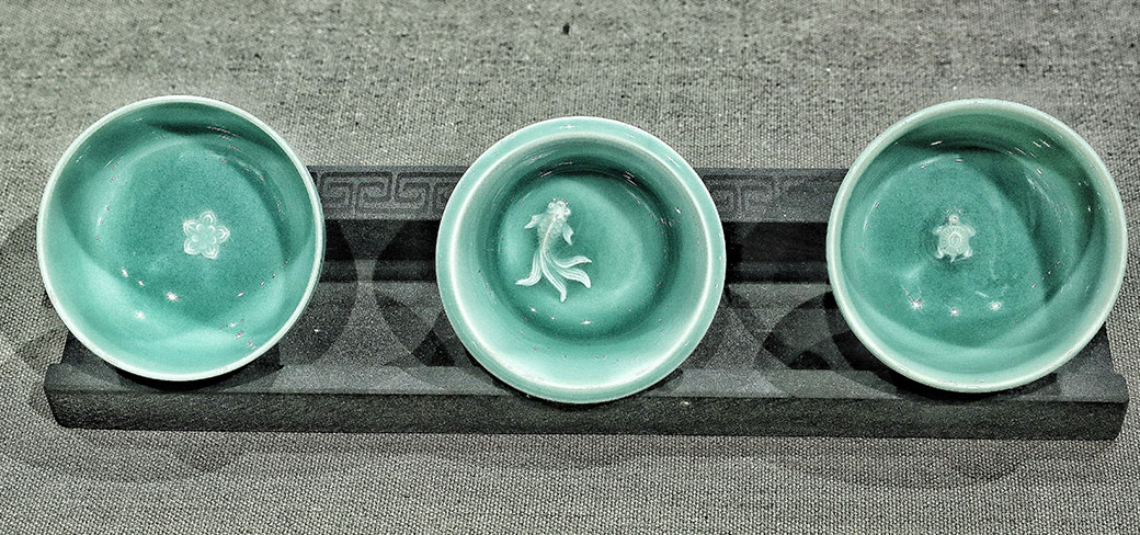 Tasses à thé fabriquées par un artisan spécialisé dans le céladon de Longquan. JIANG DONG / CHINA DAILY