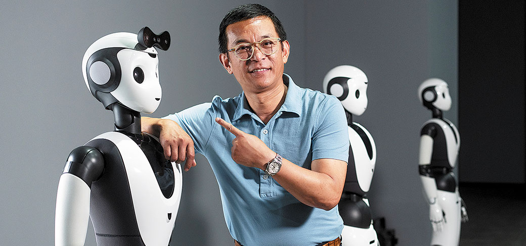 Wang Bing, co-fondateur de CloudMinds Robotics, présentant un androïde capable d’exécuter de nombreuses tâches. GAO ERQIANG / CHINA DAILY