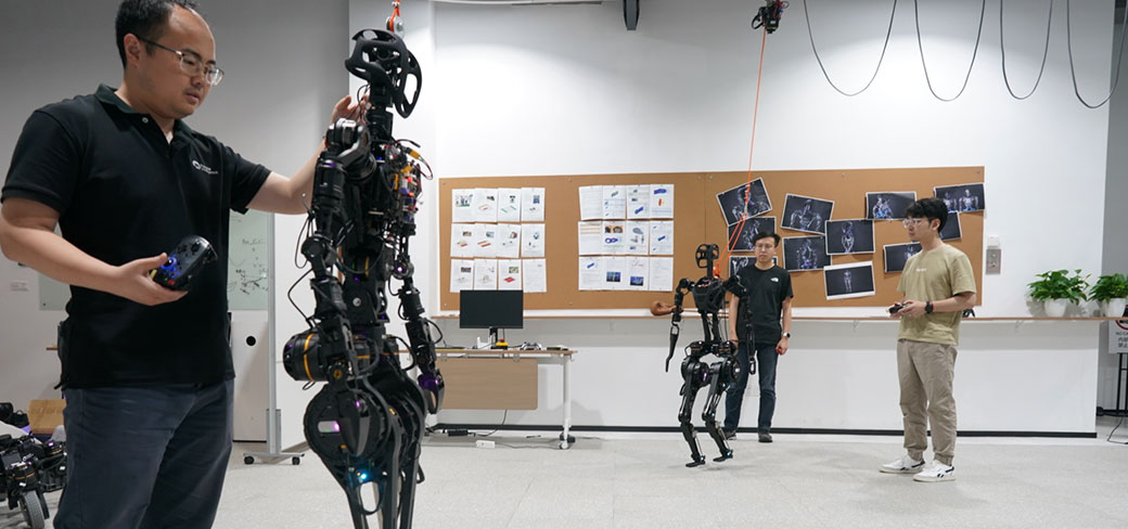 Un robot appelé GR-1 de la société Fourier Intelligence à la conférence mondiale sur l’intelligence artificielle à Shanghai en juillet. GAO ERQIANG / CHINA DAILY