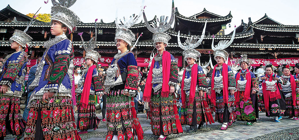 Les habitants du village de Xijiang assistant à un festival de danse