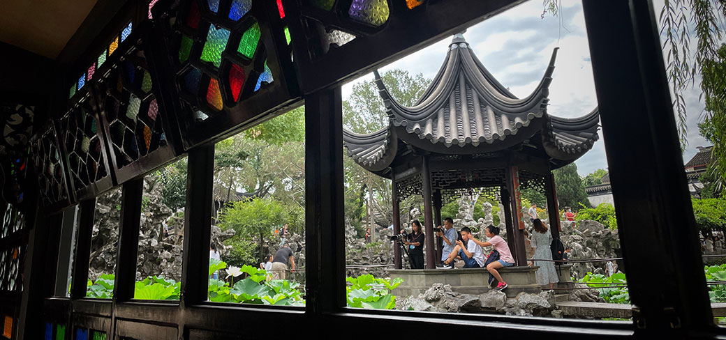 Des touristes admiratifs dans le Lion Grove Garden (jardin du bosquet du lion) à Suzhou. DU LIANYI / CHINA DAILY