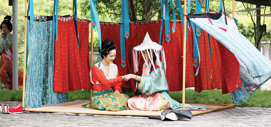 Des amoureux d’habits traditionnels chinois lors d’un festival du costume organisé par le musée national chinois de la soie à Hangzhou, dans la province du Zhejiang. PROVIDED TO CHINA DAILY