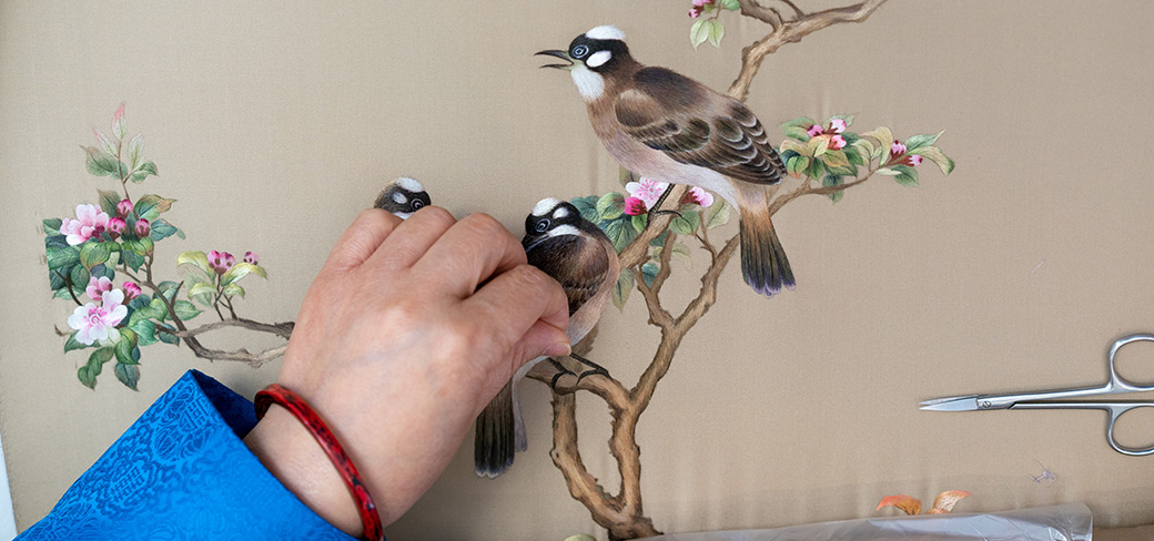 Une nuée d’oiseaux prend vie dans les mains habiles de Fu Xianghong, 59 ans, maître de la broderie Su connue pour ses œuvres sur des thèmes floraux et ornithologiques. GAO ERQIANG / CHINA DAILY
