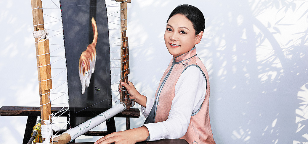 À 53 ans, Zou Yingzi se consacre à l’héritage de la broderie Su depuis des décennies. PROVIDED TO CHINA DAILY