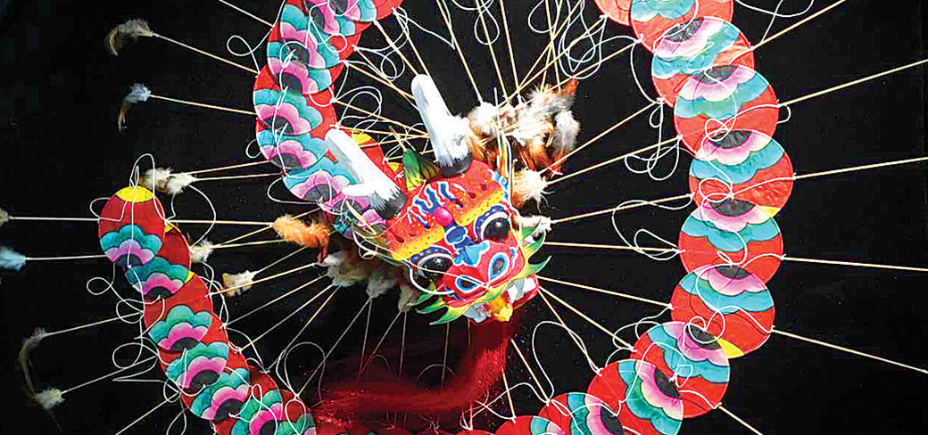 Un cerf-volant en forme de millepattes à la tête d’un dragon fabriqué par Yang Hongwei, héritière représentante au niveau national des techniques de fabrication de cerfs-volants, à Weifang, dans la province du Shandong. PROVIDED TO CHINA DAILY