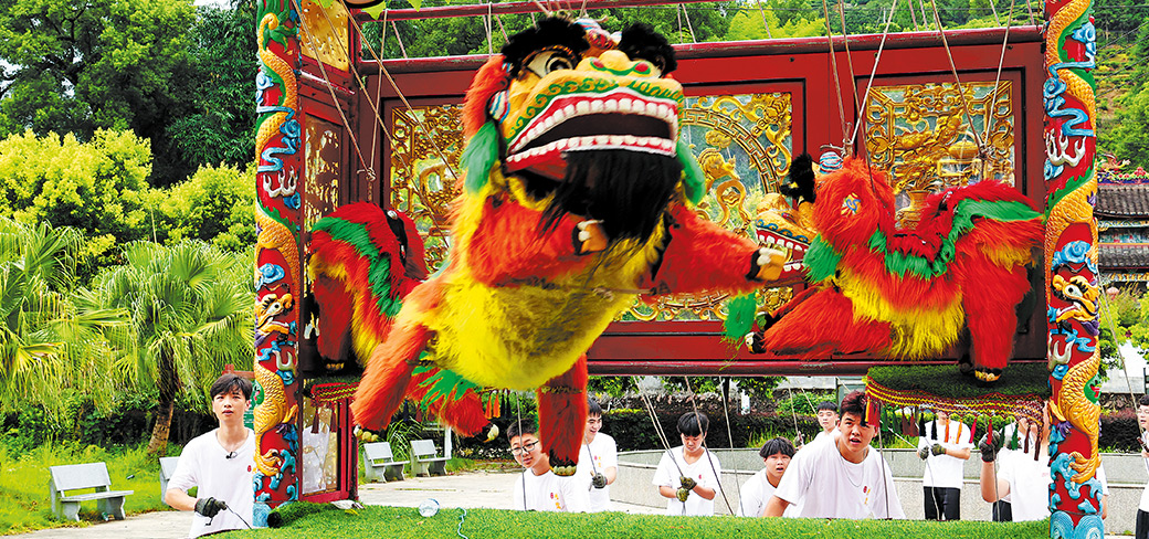 Chen Jihong (premier à partir de la gauche) et sa troupe exécutant une représentation de la danse du lion à cordes en août 2023 dans le village de Xingxian, ville de Huotong à Ningde, dans la province du Fujian. PROVIDED TO CHINA DAILY