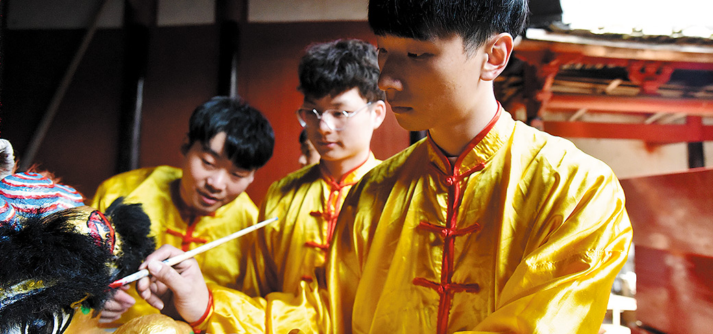 Chen Jihong peignant un lion pour un spectacle donné dans la salle ancestrale du village de Xingxian. PROVIDED TO CHINA DAILY
