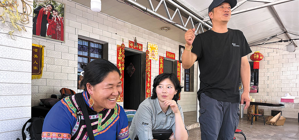 Zhang Jiangmei (à gauche) assise avec Ma Chenyue et Cao Dafan dans village de Daotangqing. CHEN LIANG / CHINA DAILY