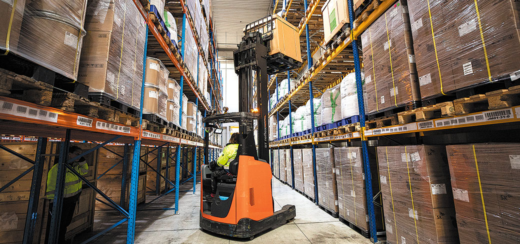 Un employé hissant des marchandises sur les étagères d’un entrepôt dans le Csepel Freeport Logistics Park à Budapest, en Hongrie, en avril dernier. L’entrepôt fait partie de la zone de coopération commerciale et logistique d’Europe centrale. ZHANG FAN / XINHUA.