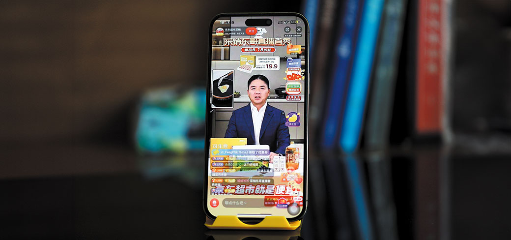 Le double numérique, alimenté par l’intelligence artificielle, de Liu Qiangdong, le fondateur et président de JD, la société de commerce en ligne chinoise, faisant la promotion de produits lors d’une séance de live streaming en avril. PROVIDED TO CHINA DAILY