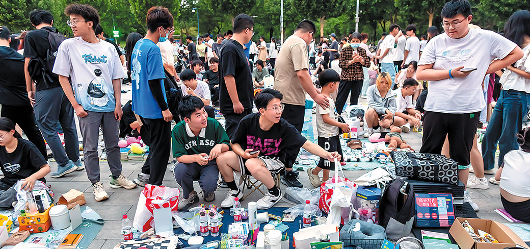 Des étudiants bientôt diplômés d’une université à Zhengzhou, dans la province du Henan, installant des stands sur le campus pour vendre leurs divers articles d’occasion, en juin dernier. PROVIDED TO CHINA DAILY