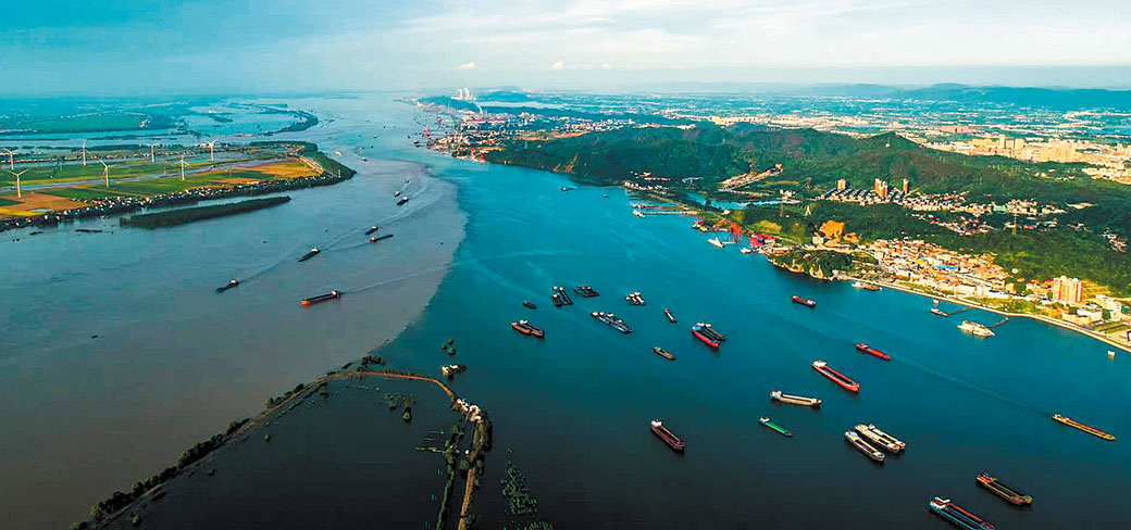 Le lac Poyang converge avec le fleuve Yangtsé à Hukou, dans la province du Jiangxi. PROVIDED TO CHINA DAILY