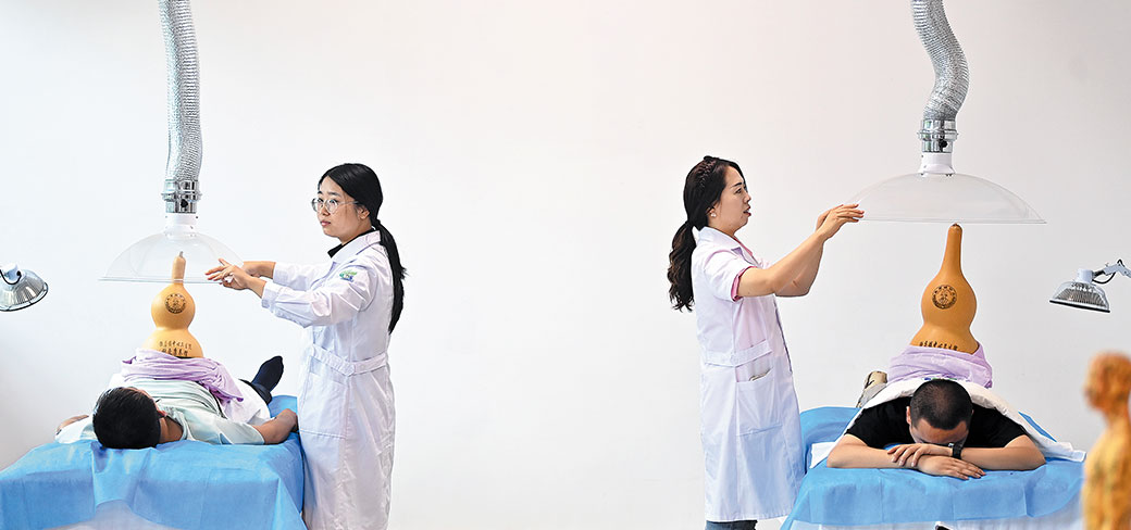 Application de la thérapie de moxibustion à base de calebasse dans un centre de santé à Pingliang, dans la province du Gansu, le 16 juillet dernier. LI YALONG / CHINA NEWS SERVICE.