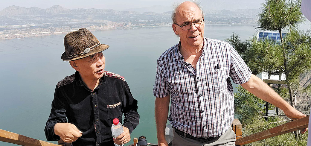 François Serneels bavardant avec son ami et partenaire chinois de longue date, Che Xingbi, lors d’un voyage dans la province du Gansu. PROVIDED TO CHINA DAILY