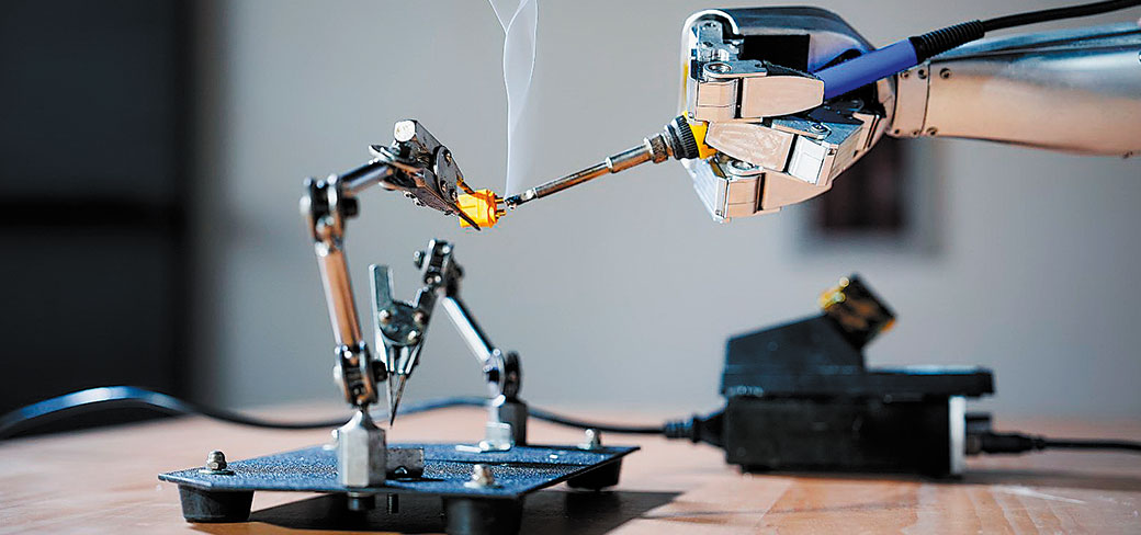 Démonstration des aptitudes d’un robot humanoïde en matière d’électro-soudage. PROVIDED TO CHINA DAILY
