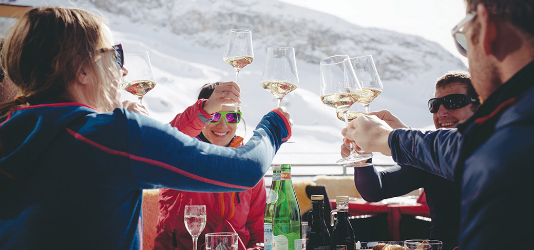 Sur arrière-plan de cimes neigeuses, réconfort après l’effort à l’issue d’une journée de ski dans la station autrichienne d’Ischgl. PROVIDED TO CHINA DAILY