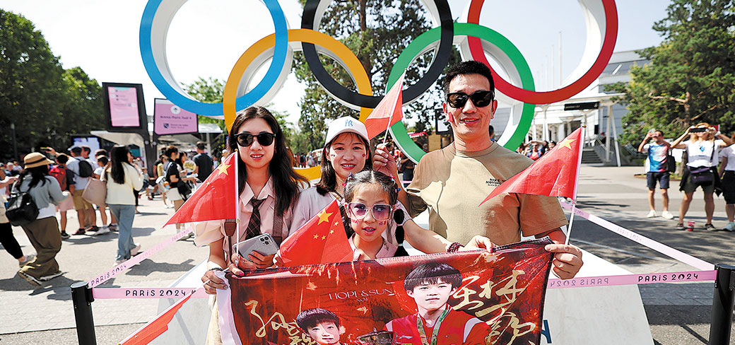 Des touristes chinois photographiés à Paris le 30 juillet. WEI XIAOHAO / CHINA DAILY