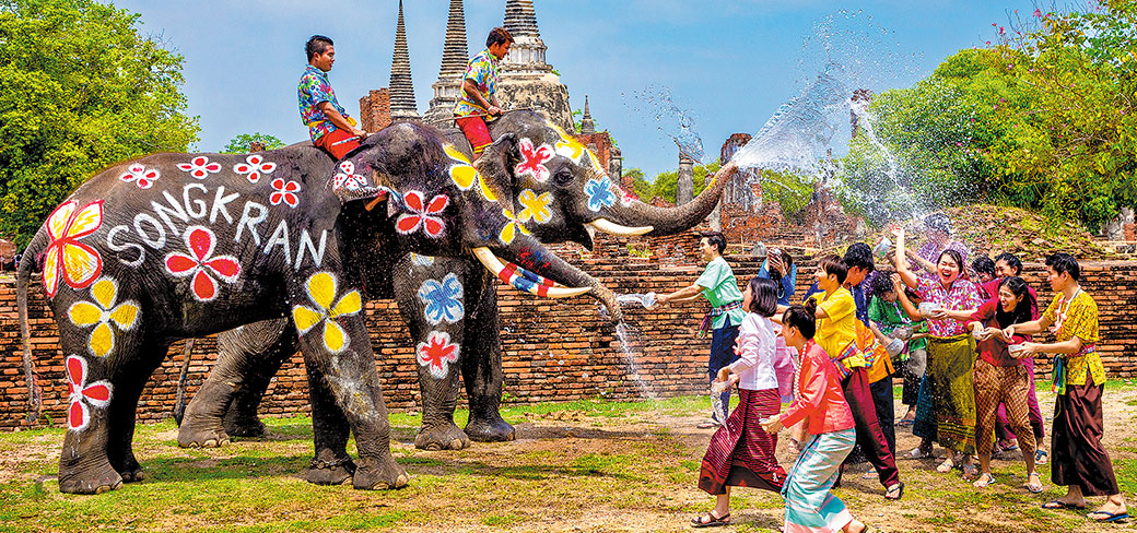 Plaisir des visiteurs de se faire arroser pendant le festival d’éclaboussement à Songkran, en Thaïlande. PROVIDED TO CHINA DAILY