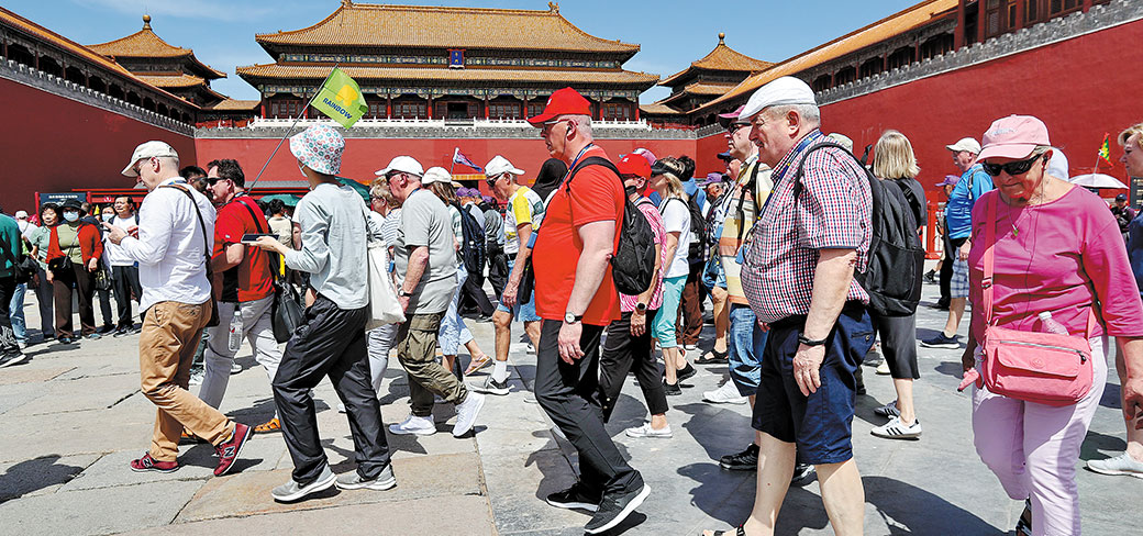 Un groupe de touristes étrangers au Musée du Palais à Pékin le 7 avril dernier. PROVIDED TO CHINA DAILY