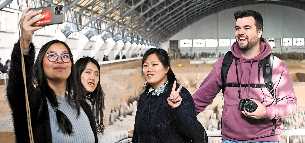 Des visiteurs se prenant en photo au puits n°1 de l’armée de terre cuite au Musée du mausolée de l’empereur Qinshihuang à Xi’an, dans la province du Shaanxi. ZHANG TIANZHU / FOR CHINA DAILY