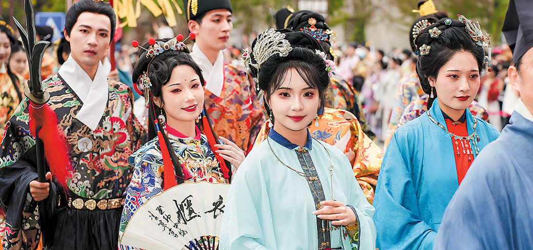 La semaine culturelle hanfu à Xitang voit de nombreux visiteurs revêtir le costume traditionnel. PROVIDED TO CHINA DAILY