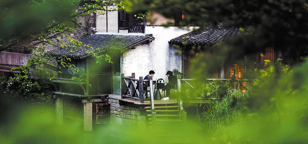 Des touristes visitent l'ancienne ville de Puyuan, également une ville de canaux pas loin de Xitang à Jiaxing, dans la province du Zhejiang. LAN HONGGUANG / XINHUA
