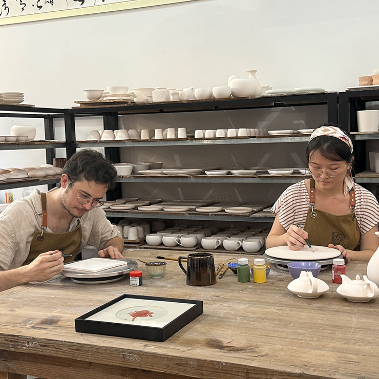 Yann et Lisa travaillent à la création céramique dans leur atelier. (Photo : Zhu Yunuo)
