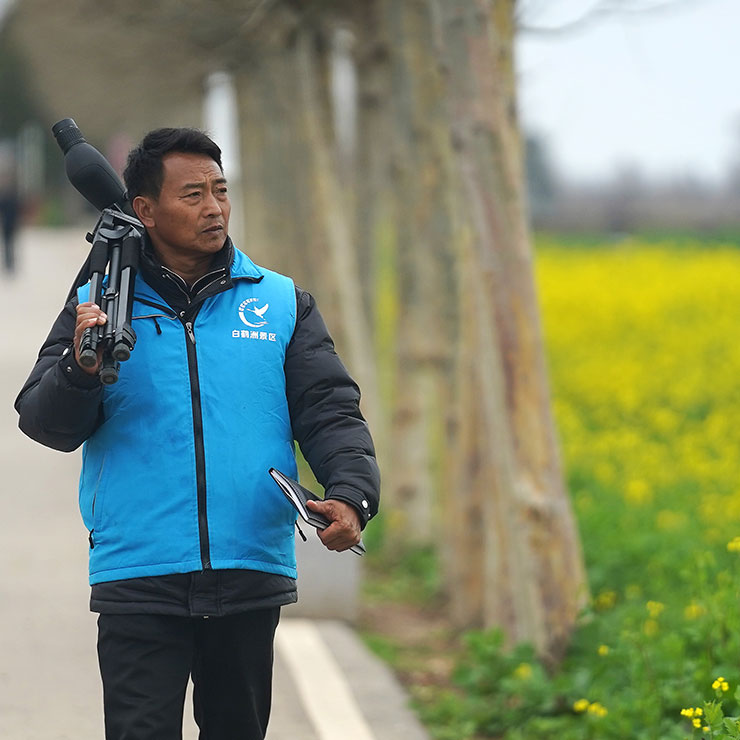 Jiang Liangqing patrouille dans un champ fréquenté par des oiseaux migrateurs à Yugan, district de la ville de Shangrao, de la province chinoise du Jiangxi (est), le 27 février 2026. (Photo : Wan Xiang)