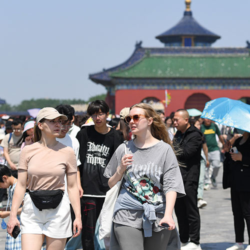 Des touristes visitent le Temple du Ciel à Beijing, capitale chinoise, le 2 mai 2024. (Xinhua/Ju Huanzong)