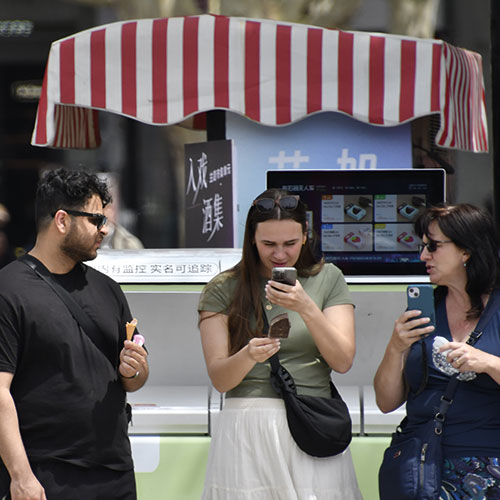 Des touristes visitent le quartier artistique 798 à Beijing, la capitale de la Chine, le 4 mai 2025. (Xinhua/Li Xin)
