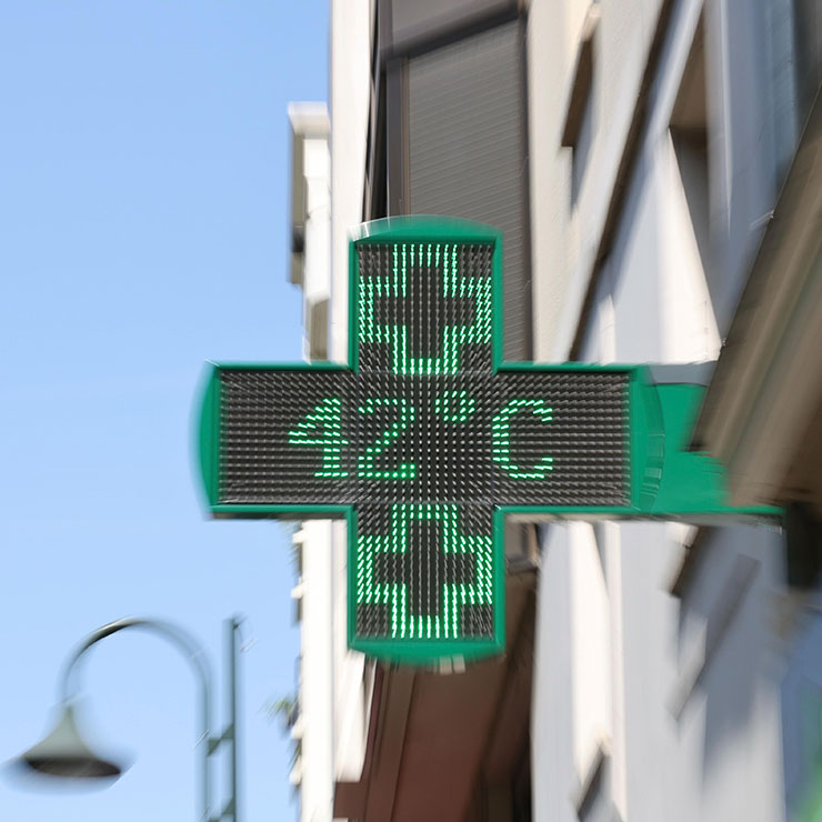 Une enseigne de pharmacie affiche une température extérieure de 42 degrés Celsius à Paris, en France, le 22 juin 2026. (Photo : Wu Huiwo)