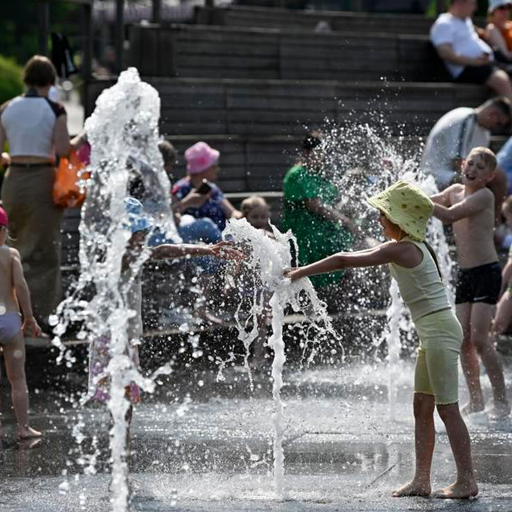 Des enfants jouent dans une fontaine à Moscou, en Russie, le 21 mai 2026. Moscou connaît actuellement une vague de chaleur. La température a atteint 30°C à midi le 20 mai, battant un record vieux de 129 ans pour le mois de mai. (Photo : Alexander Zemlianichenko Jr)