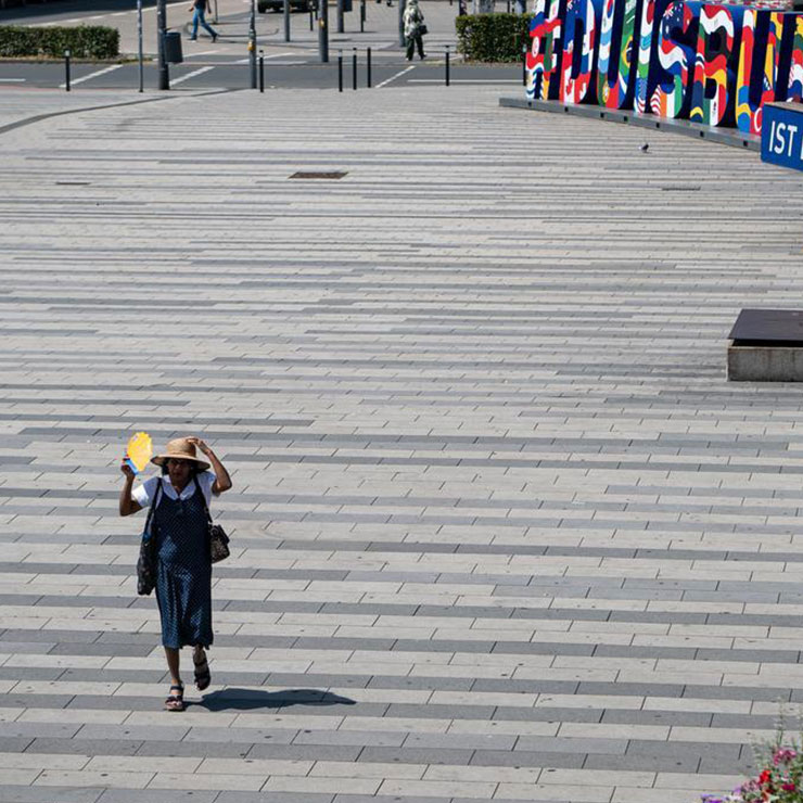 Une femme marche sous le soleil à Duisbourg, en Allemagne, le 24 juin 2026. L'Allemagne connaît depuis quelques jours une vague de chaleur, avec des températures avoisinant les 40 degrés Celsius dans certaines régions. (Photo : Zhu Yinan)