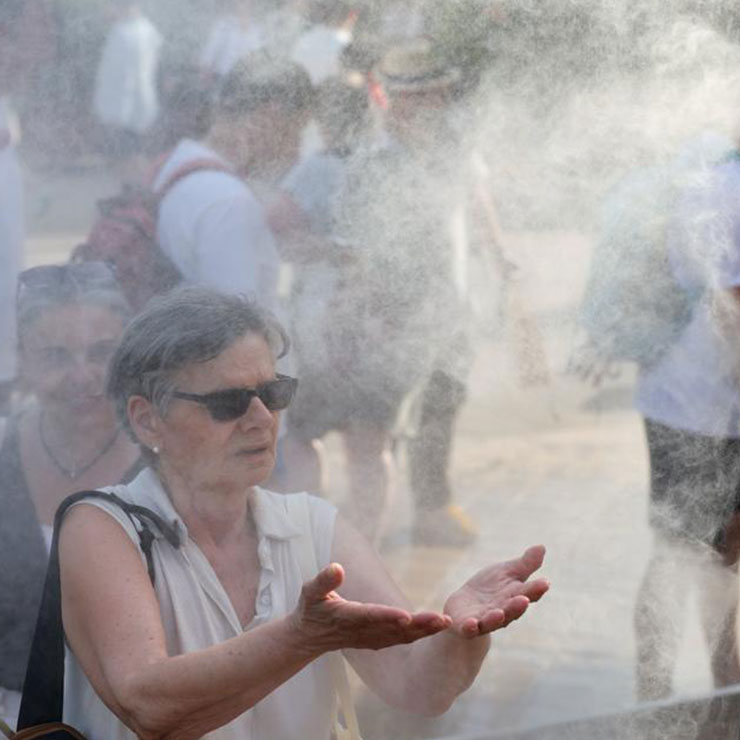 Des personnes se rafraîchissent à une station de brumisation à Roland-Garros alors qu'une vague de chaleur s'abat sur Paris, capitale de France, le 28 mai 2026. Une canicule sans précédent frappe l'Europe en ce début de saison sous l'effet d'un puissant 'dôme de chaleur', battant des records de température dans plusieurs pays et ravivant les inquiétudes sanitaires ainsi que les appels à accélérer l'action climatique. (Photo : Wu Huiwo)