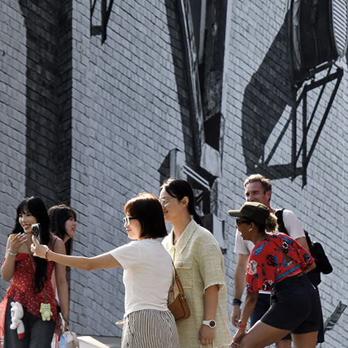 Des touristes visitent le quartier artistique 798 à Beijing, la capitale de la Chine, le 16 juillet 2025. (Xinhua/Li Xin)