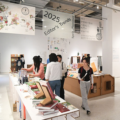 Des visiteurs parcourent une foire aux livres et choisissent leurs achats, à Beijing, capitale chinoise, le 15 mai 2025. (Photo : Ren Chao)