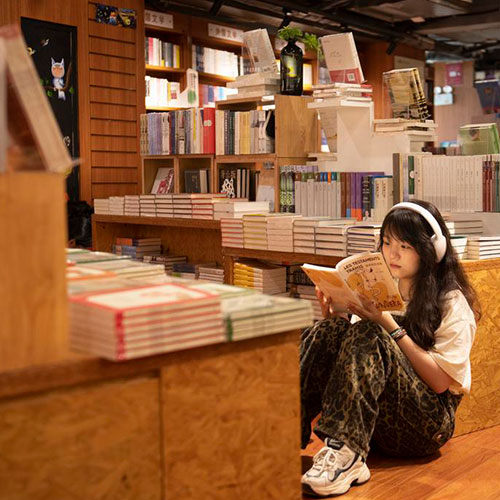 Une jeune fille lit un livre dans une librairie de Hefei, dans la province chinoise de l'Anhui (est), le 16 avril 2024. (Photo : Fu Tian)