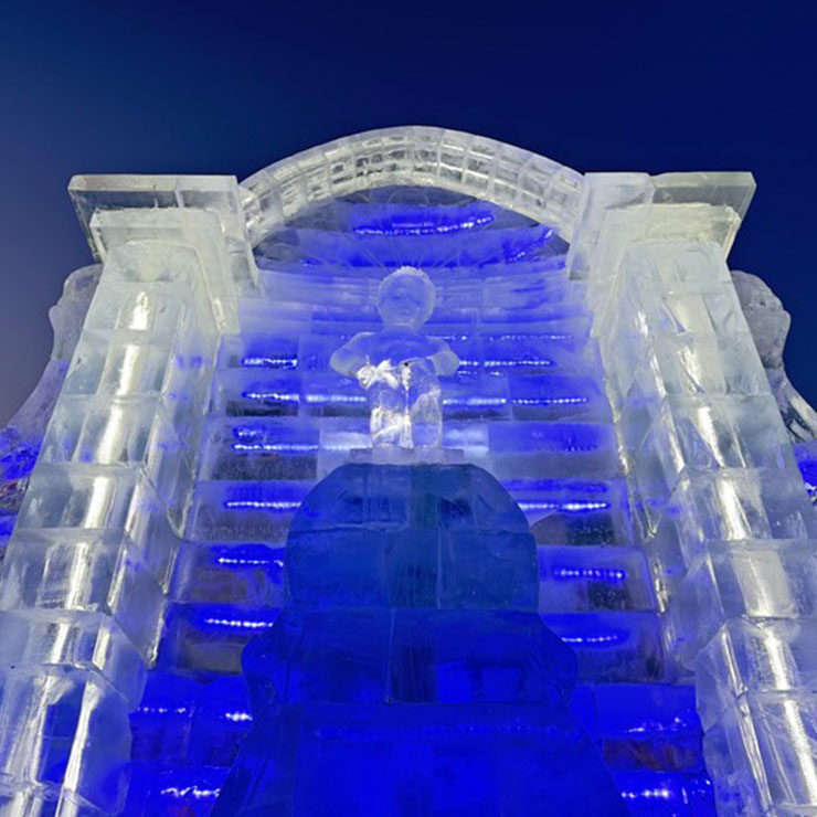 Une sculpture de glace représentant le célèbre Manneken-Pis ('le petit homme qui pisse') de Bruxelles, dans le Monde de glace et de neige de Harbin, à Harbin, capitale de la province chinoise du Heilongjiang (nord-est), le 5 janvier 2026. (Photo : Wang Song)