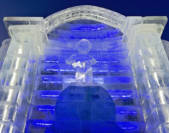 Une sculpture de glace représentant le Manneken-Pis dans le nord-est de la Chine