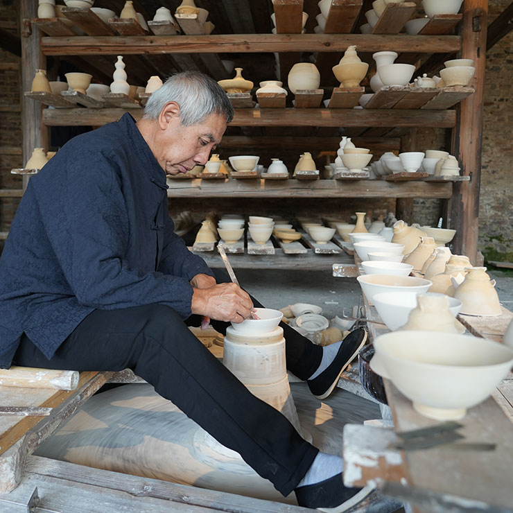 Un artisan fait la démonstration de fabrication d'une porcelaine artisanale dans le quartier historique et culturel de Taoyangli, à Jingdezhen, dans la province du Jiangxi, dans l'est de la Chine, le 29 octobre 2024. (Xinhua)