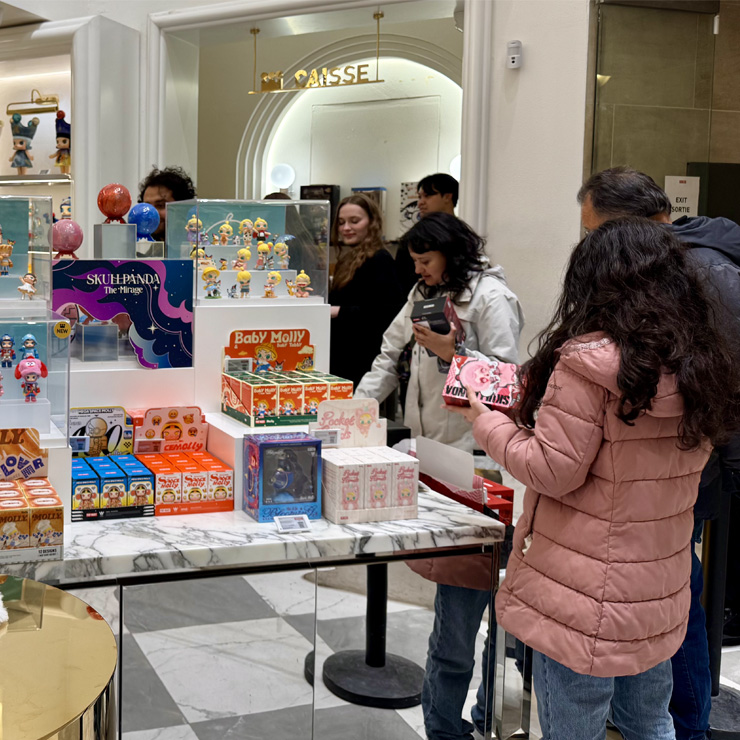 Photo prise le 18 novembre 2025 montrant des clients en train de choisir des produits dans un magasin de l'enseigne Pop Mart dans le centre commercial du Carrousel du Louvre, à Paris, en France. (Photo: Xinhua/Cui Kexin)