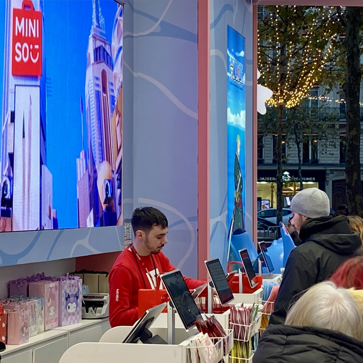 Photo prise le 21 novembre 2025 montrant des clients faisant la queue devant la caisse dans un magasin de Miniso sur les Champs-Elysées, à Paris, en France. (Photo: Xinhua/Qiao Benxiao)