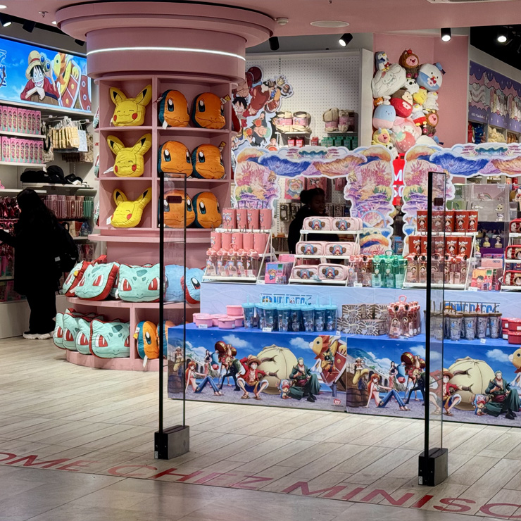 Photo prise le 20 novembre 2025 montrant la devanture d'un magasin de Miniso situé dans le centre commercial Forum des Halles, à Paris, en France. (Photo: Xinhua/Cui Kexin)