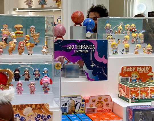 PARIS, 3 décembre (Xinhua) -- Un samedi après-midi, le centre commercial du Carrousel du Louvre bruisse de pas et de conversations. Devant les présentoirs d'un magasin Pop Mart située à l'entrée d'un passage latéral...