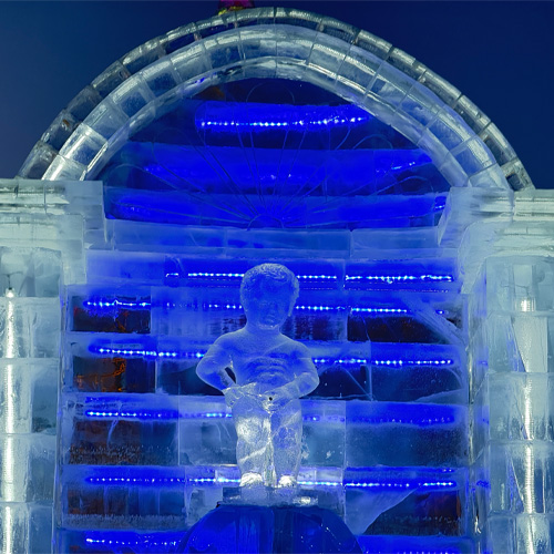 Sculpture de glace représentant le « Manneken-Pis », photographiée le 5 janvier 2026 dans le Monde de glace et de neige de Harbin. (Xinhua/Wang Song)