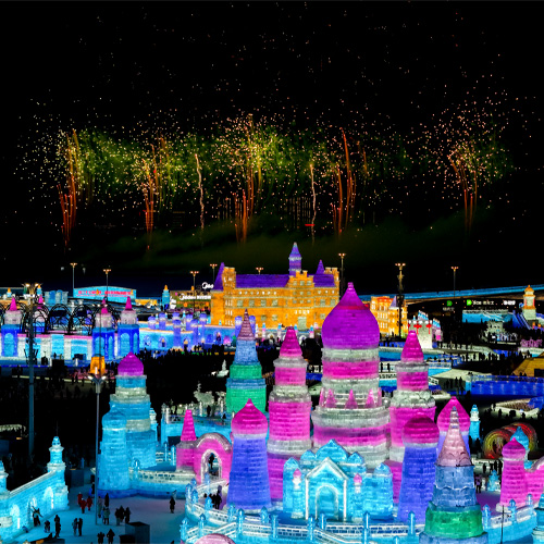 Feu d’artifice au parc du Monde glace et de neige de Harbin, photographié par drone le 5 janvier 2026. (Xinhua/Wang Song)